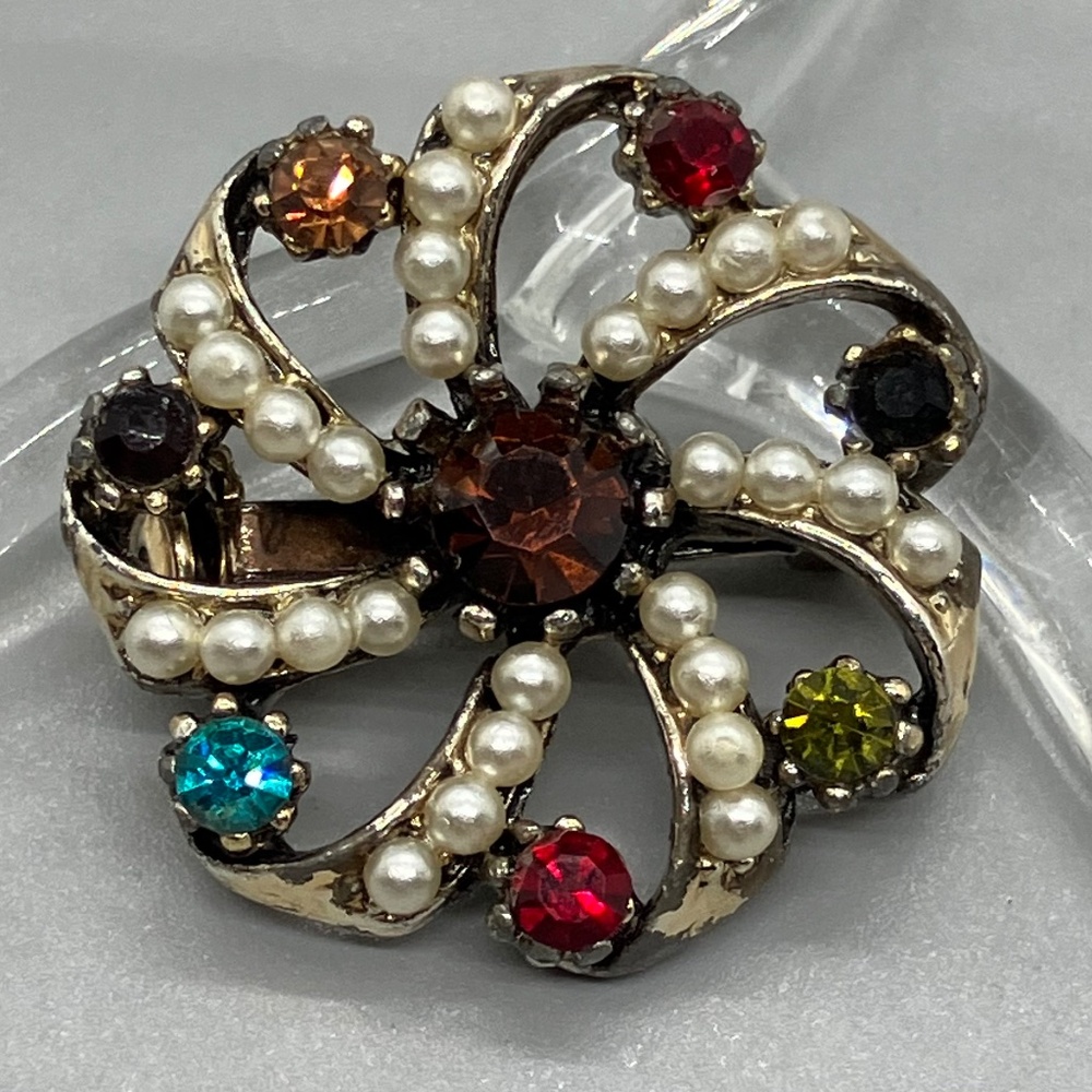 Vintage classic circular pin / brooch with pearls and rhinestones